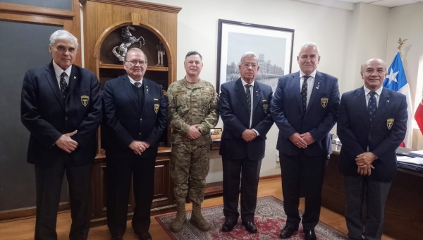 Cien Águilas estrecha lazos con la Guarnición General del Ejército Región Metropolitana