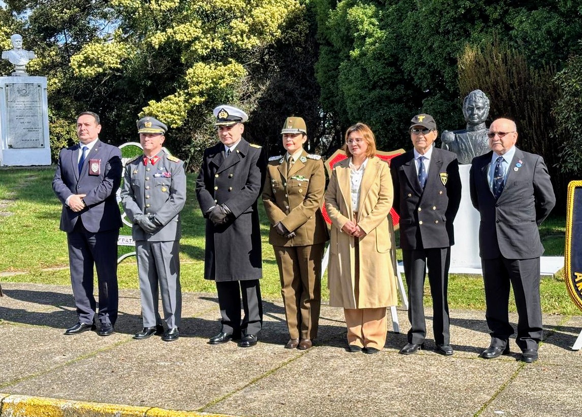 Avanzada Valdivia conmemora aniversario del natalicio del Libertador Bernardo O'Higgins