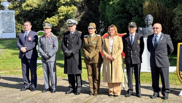Avanzada Valdivia conmemora aniversario del natalicio del Libertador Bernardo O'Higgins